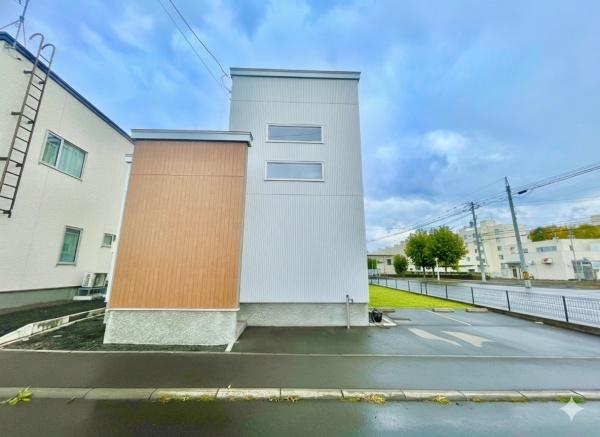 札幌市北区新川七条16丁目の中古一戸建て(前面道路含む現地写真)