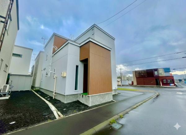 札幌市北区新川七条16丁目の中古一戸建て(前面道路含む現地写真)