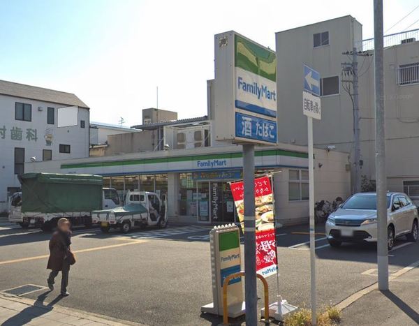シャトー・サンパークスクエア(ファミリーマート今津中三丁目店)