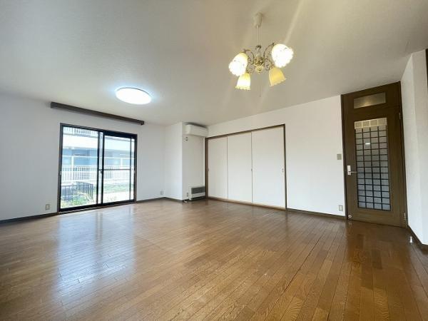 四日市市三滝台4丁目の中古一戸建て(リビング)