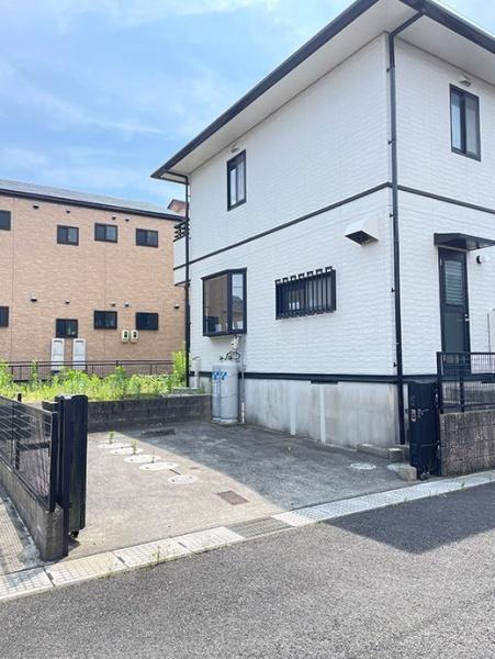 四日市市東日野2丁目の中古一戸建て(駐車場)