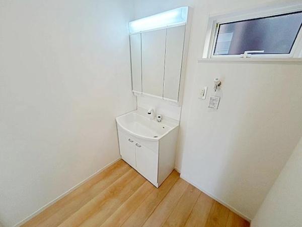 亀山市野村3丁目の新築一戸建(洗面台・洗面所)