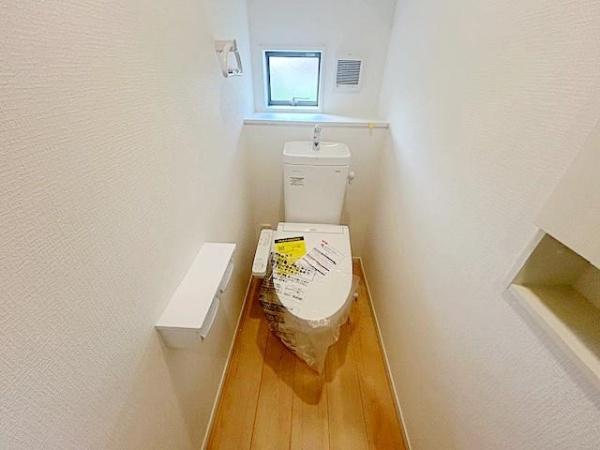 亀山市野村3丁目の新築一戸建(トイレ)