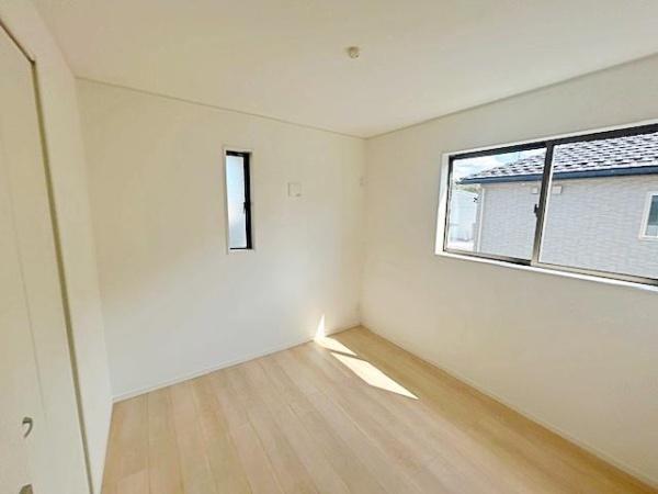 亀山市野村3丁目の新築一戸建(洋室)