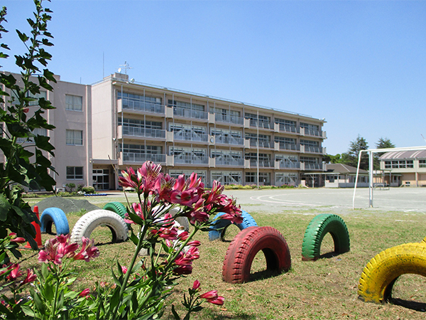 真砂1丁目団地15号棟(千葉市立真砂第五小学校)