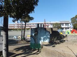 青葉の森公園通り8号棟(千葉市立鶴沢小学校)