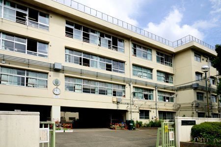 世田谷区給田１丁目の新築一戸建(世田谷区立上祖師谷中学校)