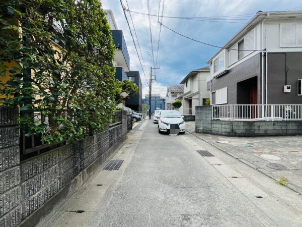 鎌倉市岡本2丁目1期 新築1号棟全2棟(前面道路含む現地写真)
