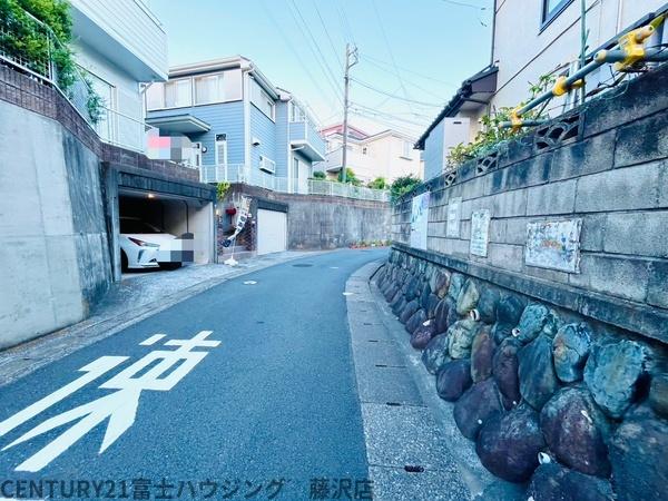 横浜市栄区飯島町の中古一戸建て(前面道路含む現地写真)