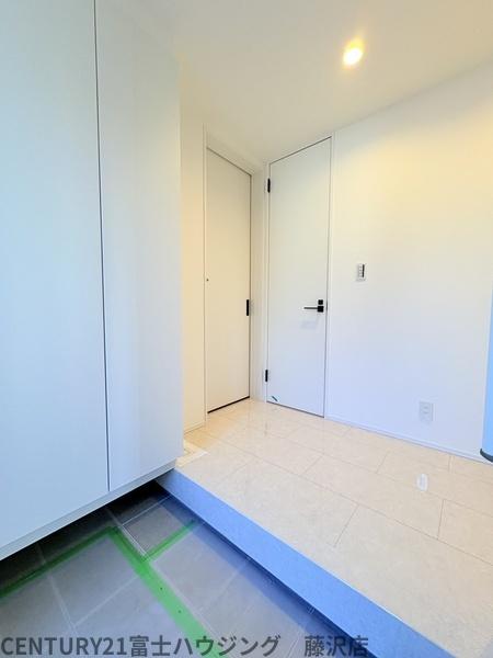 藤沢市鵠沼花沢町 新築1号棟 全3棟(玄関)