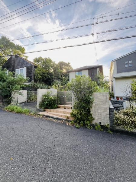 藤沢市片瀬山5丁目の中古一戸建て(前面道路含む現地写真)
