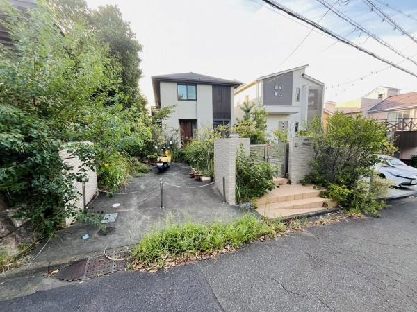 藤沢市片瀬山5丁目の中古一戸建て(前面道路含む現地写真)