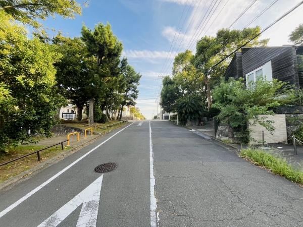 藤沢市片瀬山5丁目の中古一戸建て(前面道路含む現地写真)
