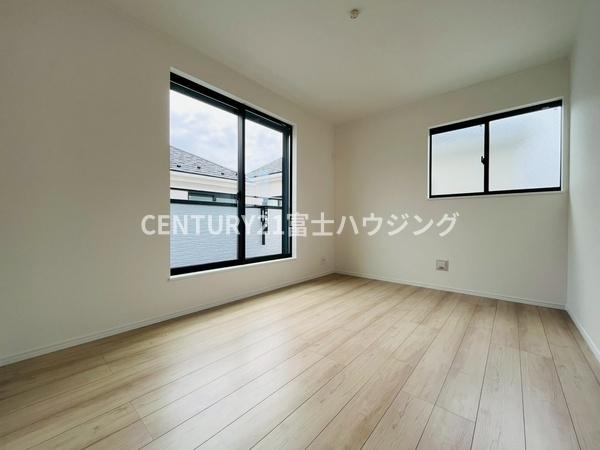 藤沢市亀井野3256番　新築戸建2号棟　全3棟
