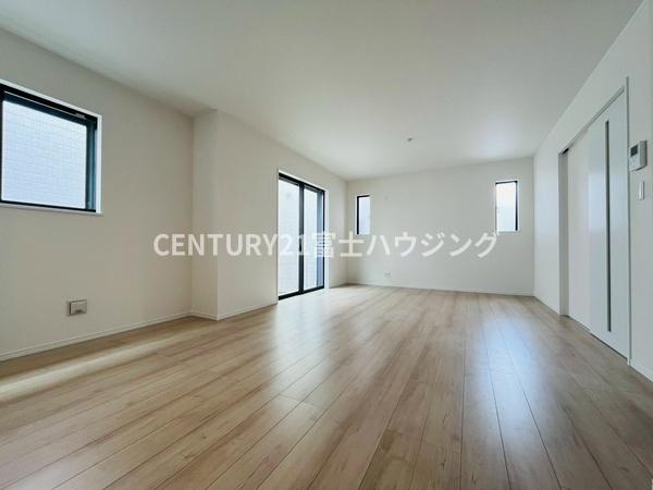 藤沢市亀井野3256番　新築戸建2号棟　全3棟