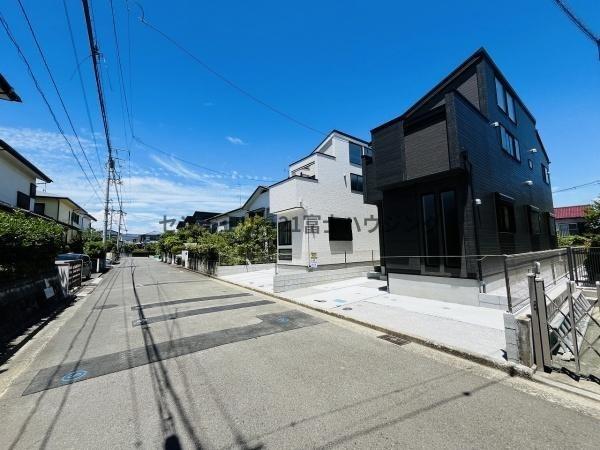 藤沢市遠藤0878 新築戸建1号棟 全2棟(前面道路含む現地写真)