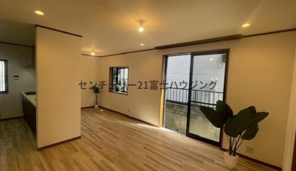 茅ヶ崎市富士見町の中古一戸建て(リビング)