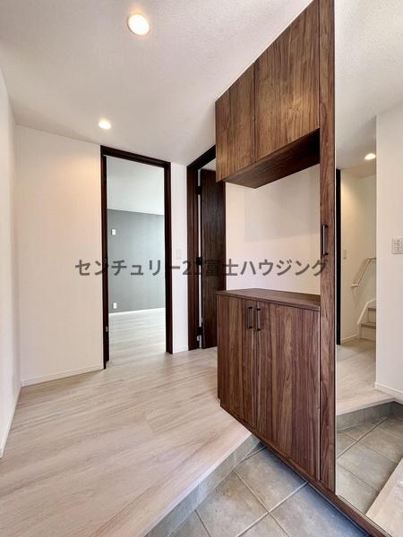 藤沢市善行3丁目 新築戸建2号棟 全4棟(玄関)