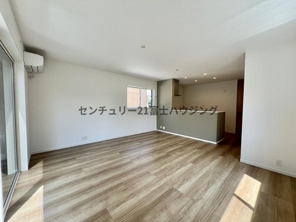 藤沢市善行3丁目 新築戸建4号棟 全4棟(リビング)