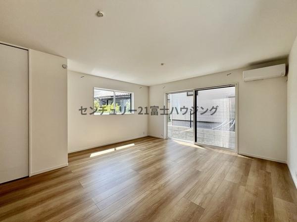 藤沢市善行3丁目 新築戸建4号棟 全4棟(リビング)