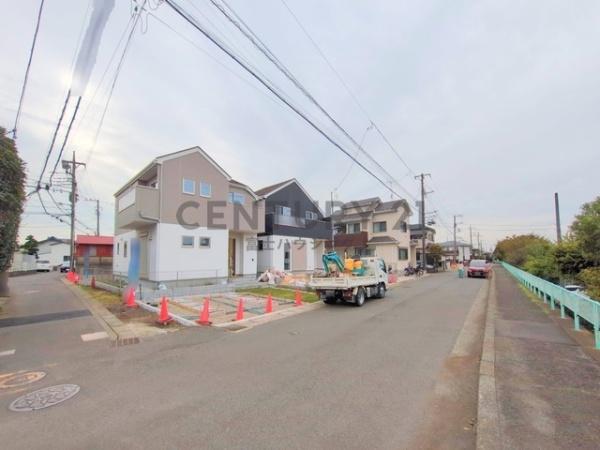 藤沢市亀井野7期 新築戸建2号棟 全3棟(前面道路含む現地写真)
