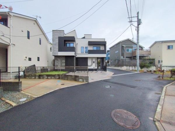 茅ヶ崎市高田1丁目 新築戸建 全1棟(前面道路含む現地写真)