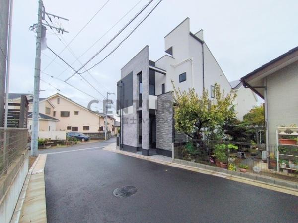 茅ヶ崎市高田1丁目 新築戸建 全1棟(前面道路含む現地写真)
