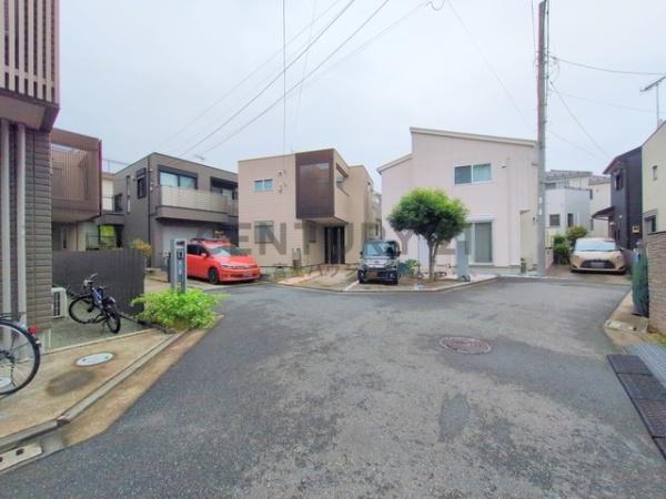 茅ヶ崎市菱沼1丁目の中古一戸建て(前面道路含む現地写真)