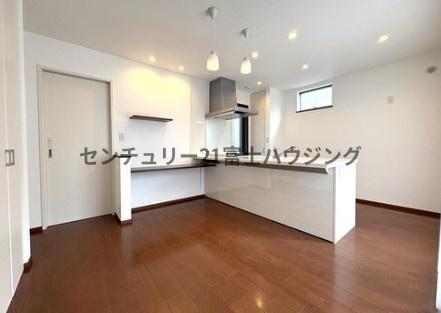 茅ヶ崎市菱沼1丁目の中古一戸建て(リビング)