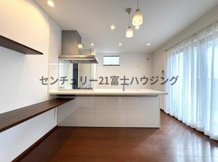 茅ヶ崎市菱沼1丁目の中古一戸建て(リビング)