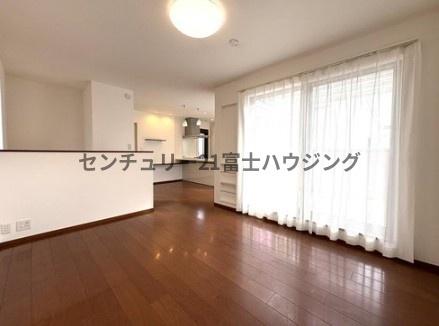 茅ヶ崎市菱沼1丁目の中古一戸建て(リビング)