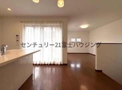 茅ヶ崎市菱沼1丁目の中古一戸建て(リビング)