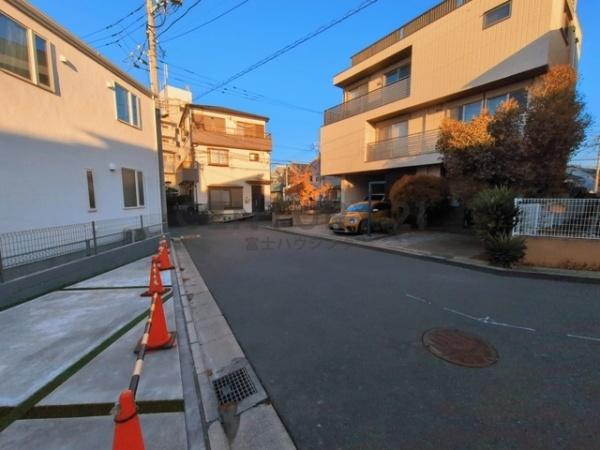 藤沢市辻堂元町2丁目2447番　新築戸建B号棟　全3棟