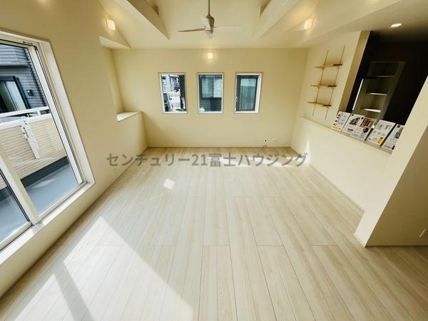 茅ヶ崎市高田１丁目　新築戸建　2号棟　全3棟