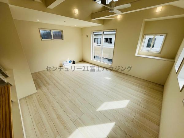 茅ヶ崎市高田１丁目　新築戸建　2号棟　全3棟