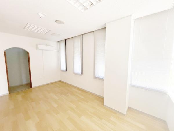 診療所跡、木造２階建住宅