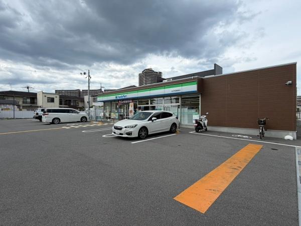 リバティパーク枚方Ｄ棟(ファミリーマート枚方伊加賀西店)