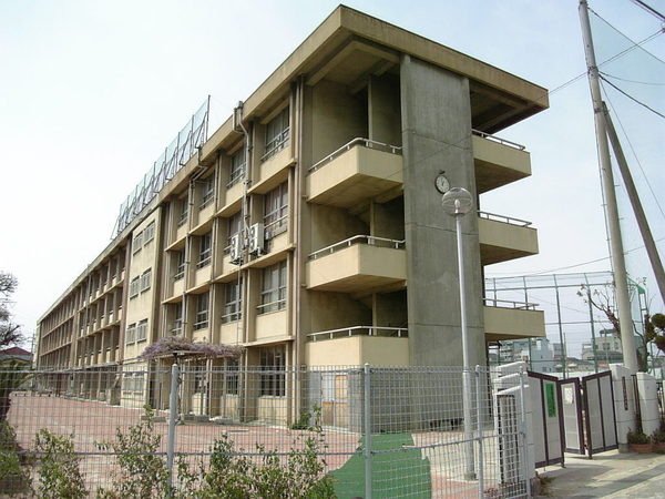 八尾市植松町５丁目の土地(八尾市立龍華中学校)