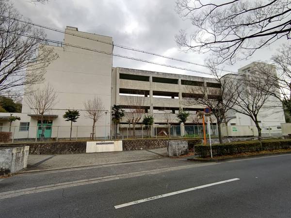 千里緑丘住宅28号棟(豊中市立北緑丘小学校)