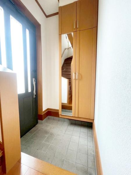 豊中市末広町3丁目の中古一戸建て(玄関)