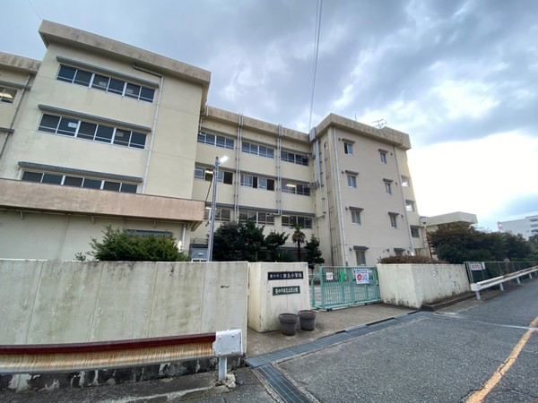 メゾンドール千里泉ヶ丘３号館(豊中市立泉丘小学校)