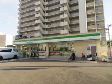 ローレルスクエア近鉄吉田2番館(ファミリーマート吉田駅南店)