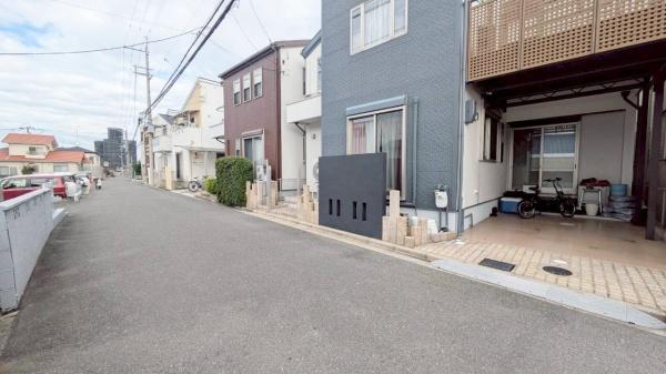 東大阪市吉田3丁目の中古一戸建て(前面道路含む現地写真)