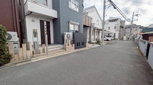 東大阪市吉田3丁目の中古一戸建て(前面道路含む現地写真)