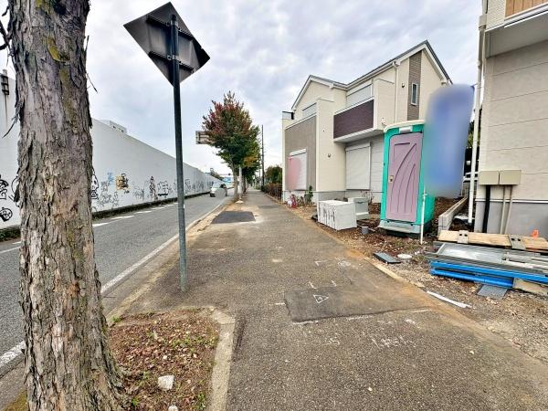 八王子市宇津木町6期 1号棟(前面道路含む現地写真)