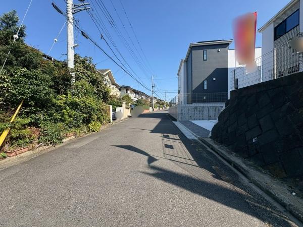 八王子市北野台4丁目 1号棟(前面道路含む現地写真)