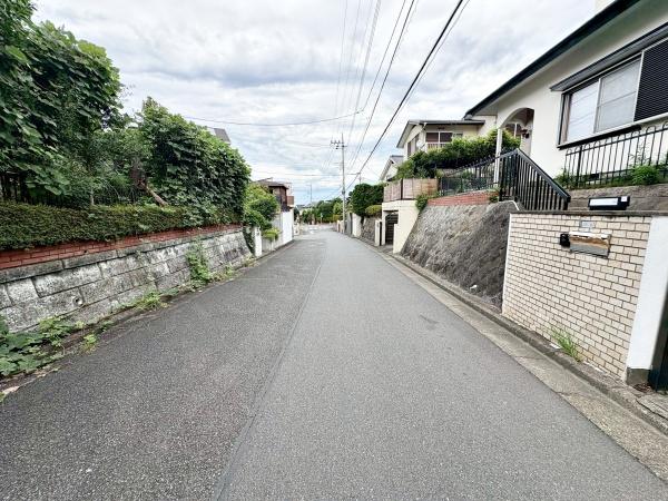 八王子市北野台1丁目の中古一戸建て(前面道路含む現地写真)