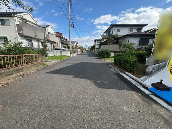 八王子市丸山町の中古一戸建て(前面道路含む現地写真)