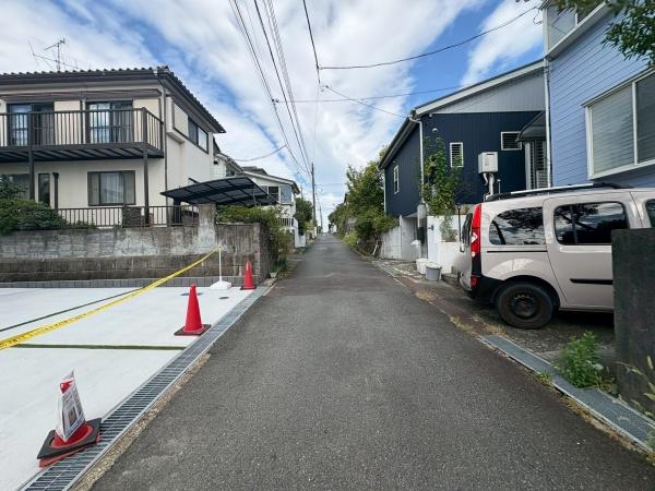 八王子市絹ケ丘2丁目の新築一戸建(前面道路含む現地写真)