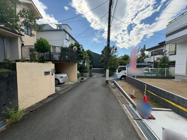 八王子市絹ケ丘2丁目の新築一戸建(前面道路含む現地写真)